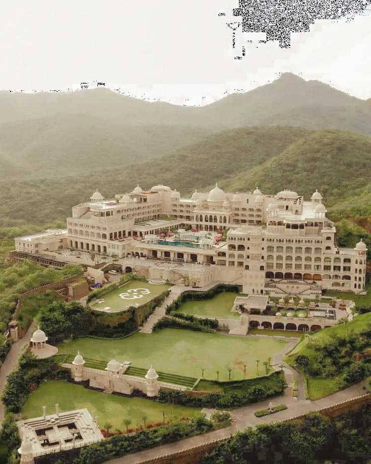 Palace hotel set against the Aravalli hills
